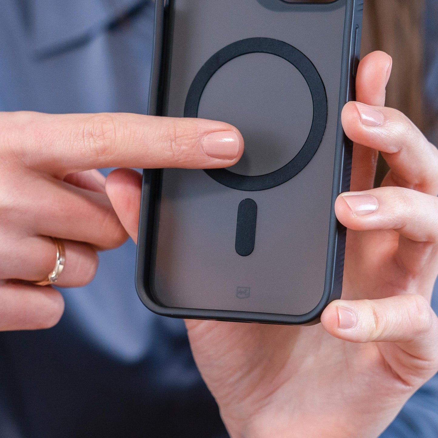 Опушен силиконов калъф с MagSafe за Apple iPhone 16 Pro - 3mk Smoke MagCase