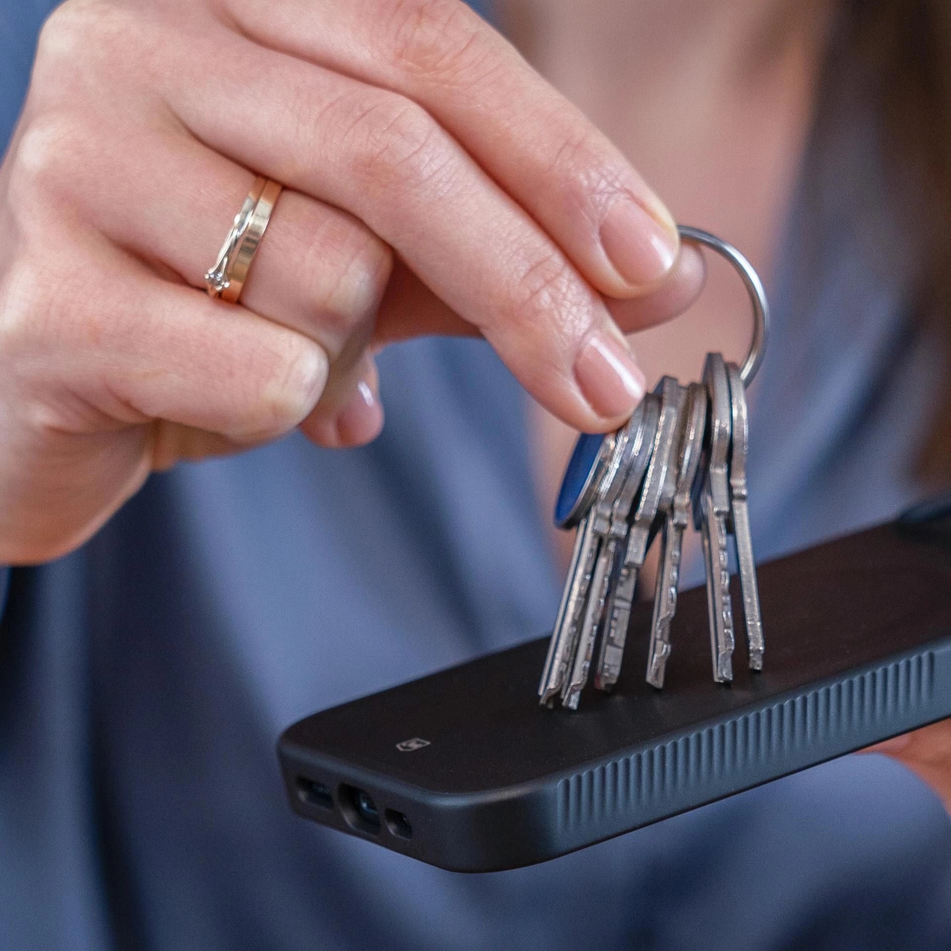 Опушен силиконов калъф с MagSafe за Apple iPhone 17 - 3mk Smoke MagCase